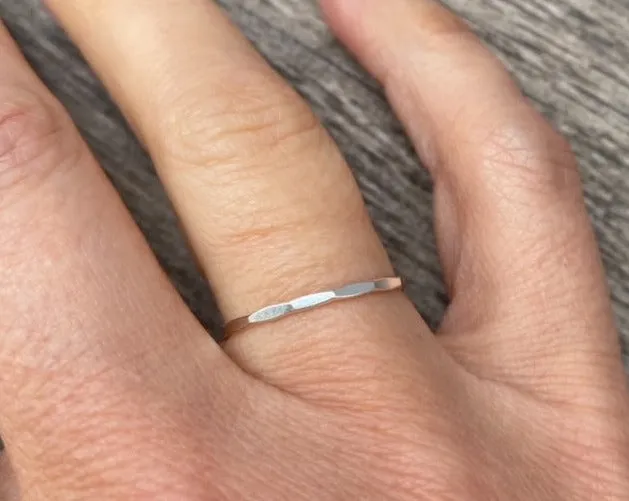 Flat Hammered Skinny Ring Gold/RG 1.3mm