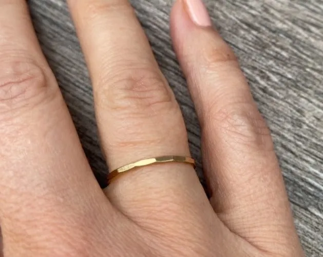 Flat Hammered Skinny Ring Gold/RG 1.3mm